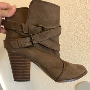 CHARLOTTE RUSSE Brenna wrapped buckle faux suede